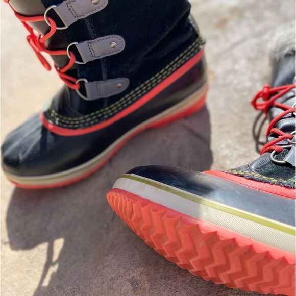 Sorel Size 7 Winter Boots Black and Red - Picture 2 of 4